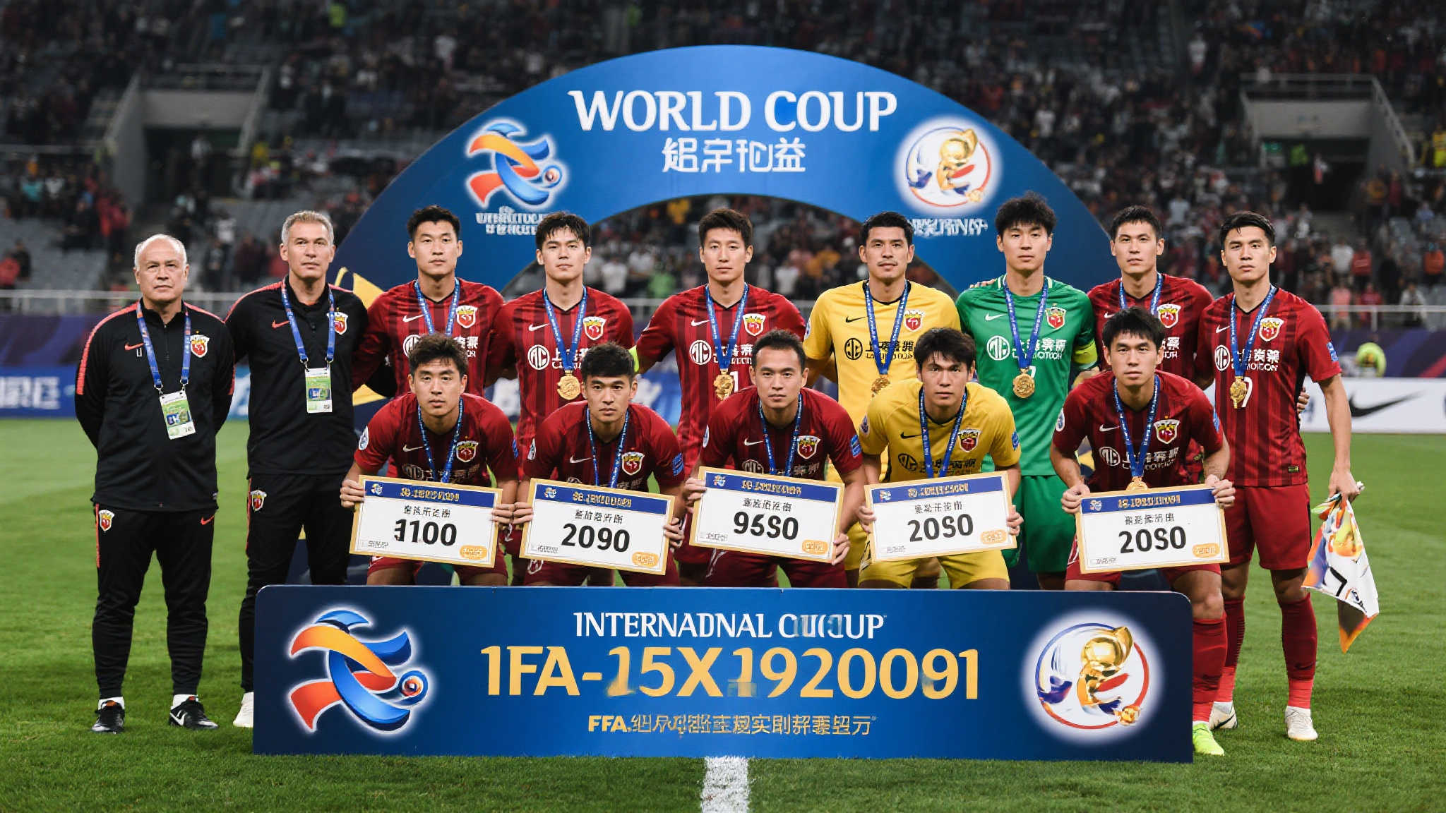 在世界级足球比赛中，各种经济利益往往与竞技表现紧密