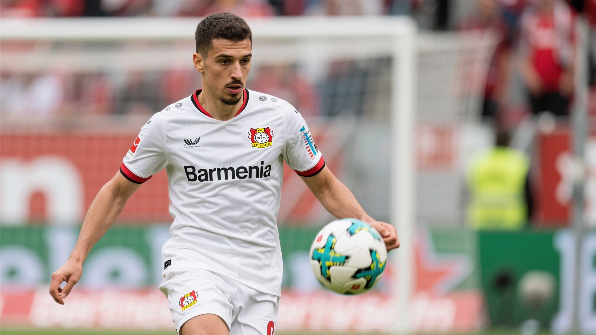 扎卡加盟勒沃库森后触球与传球次数跻身五大联赛前列 在当今的足坛,中场位置的重要性不言而喻。而扎卡作为